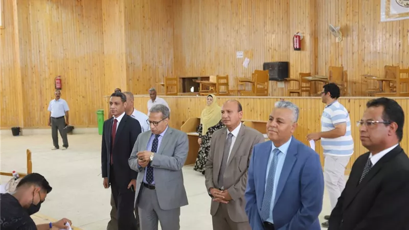 رئيس جامعة جنوب الوادى يتفقد أعمال الامتحانات بكلية الحقوق