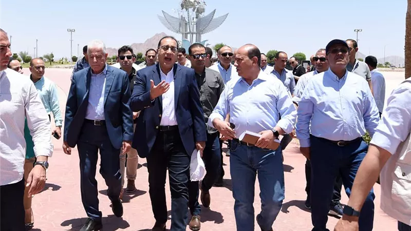 مدبولى يتفقد أعمال تطوير مدخل مدينة شرم الشيخ من المطار مروراً بـ