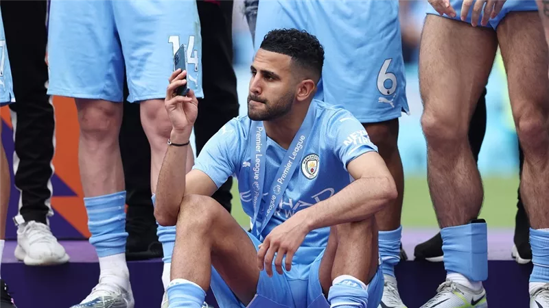 بعد إستبعاده من المنتخب .. الإتحاد الجزائرى يكشف حقيقة إعتزال رياض محرز اللعب الدولى