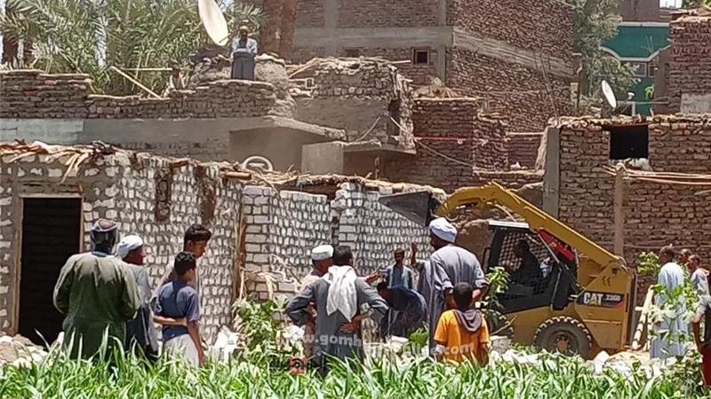 إزالة حالتى تعدى بالبناء بقرية المدامود شمالى الأقصر