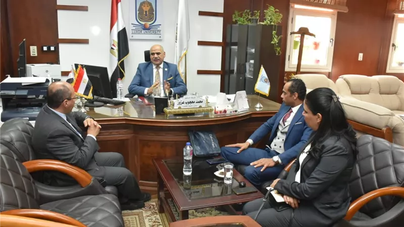 رئيس جامعة الأقصر يبحث زيادة التعاون المشترك مع وفد بنك الإمارات دبي الوطني