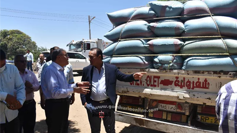فى جولة مفاجئة : محافظ المنيا يضبط مخزنا وسيارة محملة بالقمح لدى احد التجار