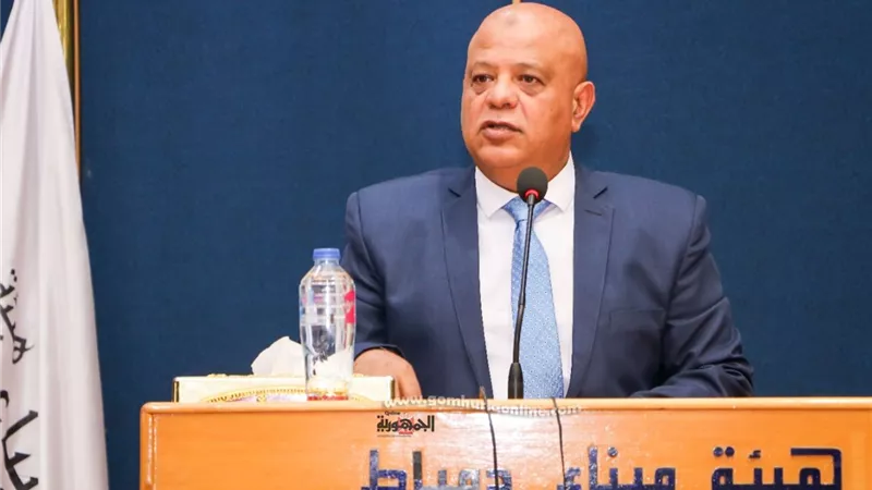 رئيس هيئة ميناء دمياط يجتمع بالعاملين ويكرم المتميزين