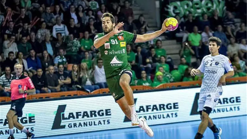 نجم منتخب اليد يحصد جائزة أفضل جناح أيمن بالدوري الفرنسي