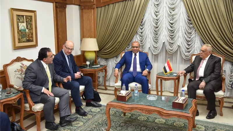 بحث الترتيبات النهائية لبدء إنتاج مصنع الألياف الضوئية بالتعاون مع الهيئة العربية للتصنيع وكورنينج العالمية