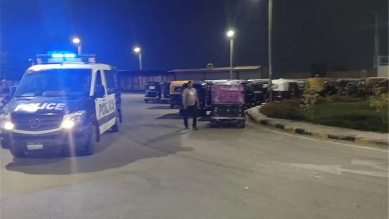 مندور: جهاز بدر يتحفظ على 21 توك توك فى حملة ليلية بالتعاون مع قسم الشرطة.. بالصور