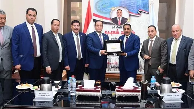 وفد لجنه النقل والمواصلات يهدي درع البرلمان لمحافظ مطروح