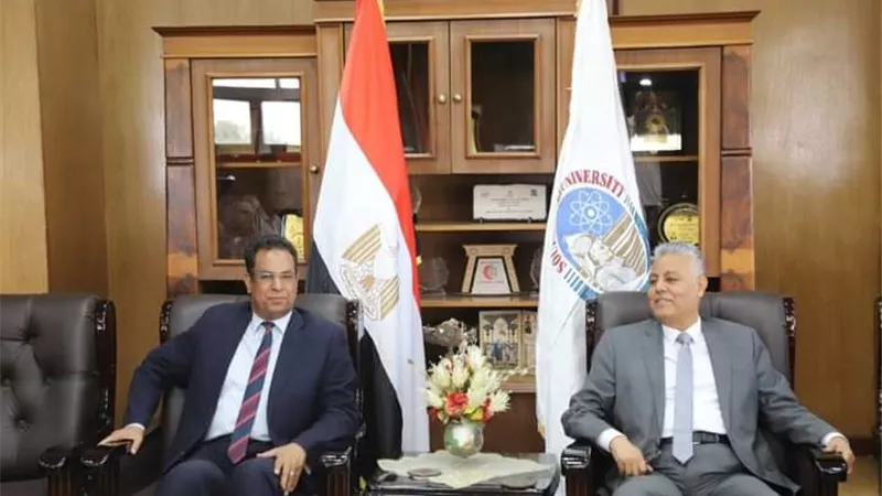 رئيس جامعة جنوب الوادى يقرر صرف مكافأة إجادة لفريق كرة القدم بكلية الحقوق