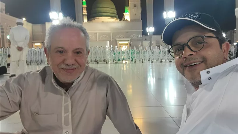 محمد هنيدي يزور المسجد النبوي الشريف برفقة الفنان محمد محمود