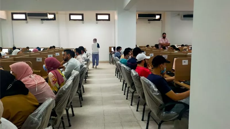 ٥٢٥٦ طالب يؤدون الإختبارات الألكترونية في ١٢ مقررا بجامعة القناة