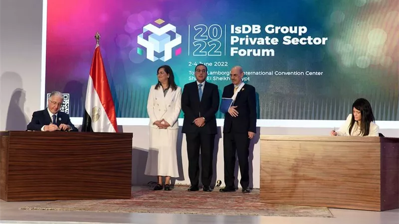رئيس الوزراء يشهد توقيع الاتفاقية الاطارية المعدلة لتمويل استيراد السلع الأساسية