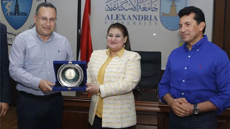وزير الشباب ورئيس جامعة الاسكندرية يفتتحان ملعب قانوني بكلية تربية رياضية