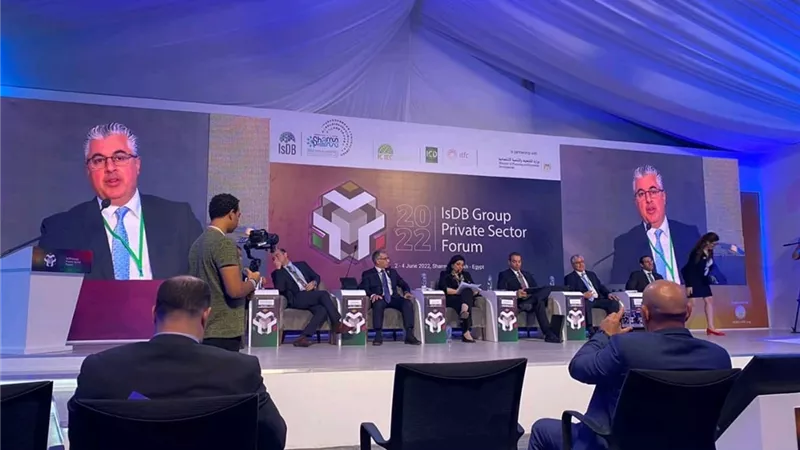 نائب رئيس اقتصادية قناة السويس يستعرض خطط التنمية المستدامة بالمناطق الصناعية والموانئ التابعة