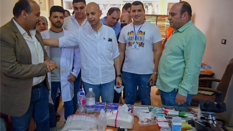وكيل وزارة الصحة بالشرقية يتفقد قافلة مستقبل وطن الطبية بقرية أبو عمرو