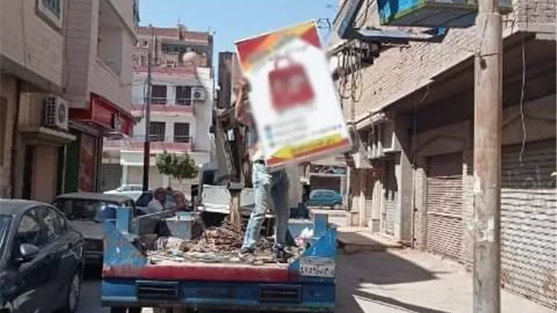حملات مكثفة لإزالة اللوحات الإعلانية غير المرخصة بالشرقية..صور