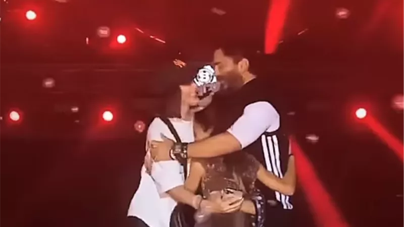 تامر حسني يحتضن زوجته وابنتيه على المسرح أمام الجمهور.. فيديو