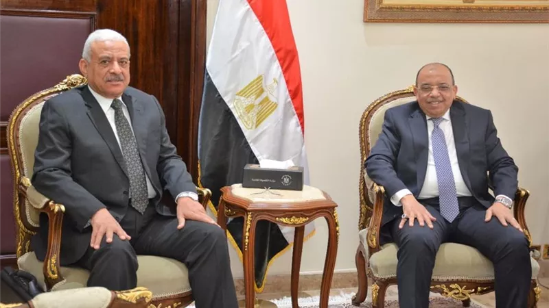 وزير التنمية المحلية يتابع مع محافظ السويس مشروعات الخطة الاستثمارية و منظومة المخلفات