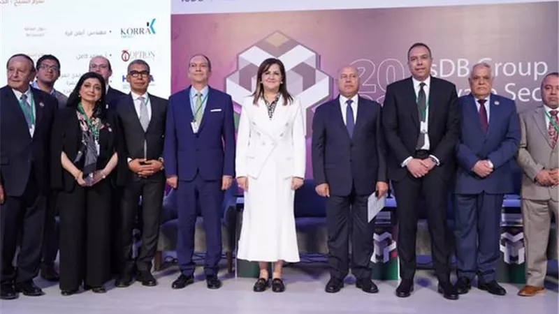 وزير النقل يستعرض جهود الوزارة لمواجهة التغيرات المناخية بهدف الحد من انبعاثات الغازات الدفيئة