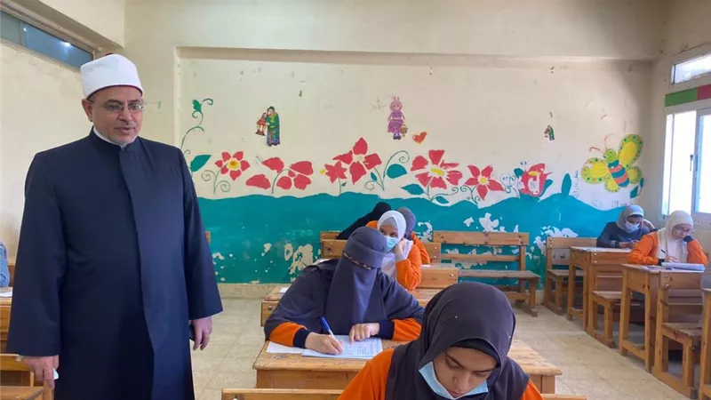رئيس قطاع المعاهد الأزهرية يؤكد أن كافةَ العاملين على عملية الامتحانات مهمتهم الأولى توفير الجو الملائم لأبنائنا