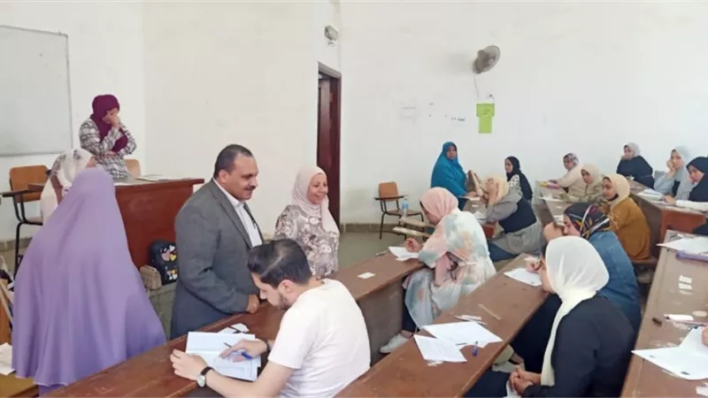 نائب رئيس جامعة بنها يتفقد سير الامتحانات بكليات الحقوق والتربية والتمريض