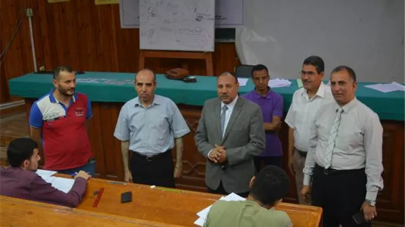 نائب رئيس جامعة الأزهر للوجه القبلى يتفقد لجان امتحانات الفصل الدراسى الثانى