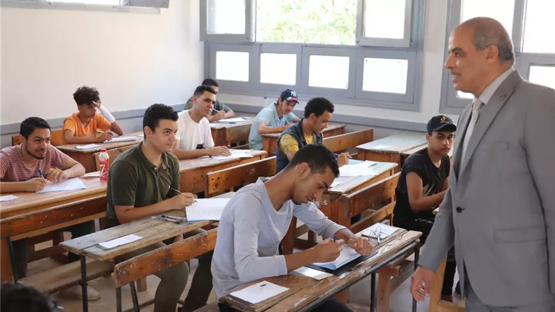 رئيس جامعة الأزهر يتفقد امتحانات الشهادة الثانوية الأزهرية.. صور