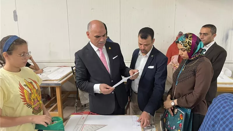 رئيس جامعة الأقصر يتفقد انطلاق امتحانات نهاية العام بكلية الفنون الجميلة