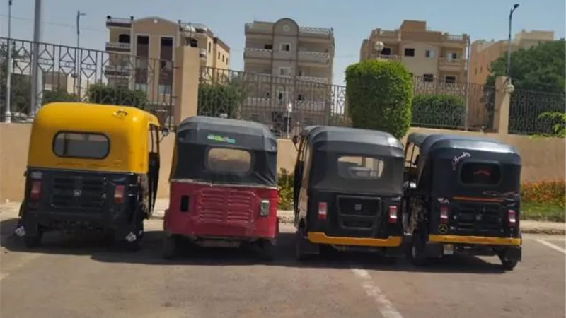 جهاز بدر يضبط 17 توك توك ومركبة فى حملة بالتعاون مع قسم الشرطة والمرور.. بالصور