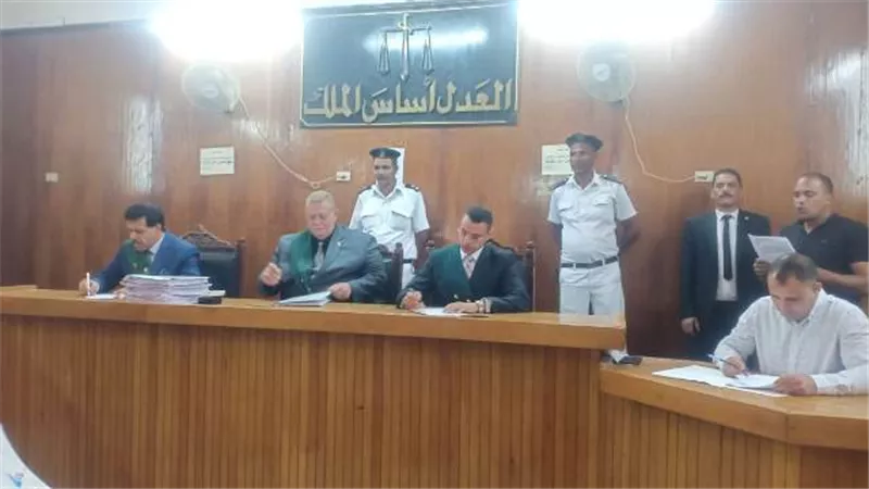 تأجيل محاكمة ٩ مستريحين من أسوان لجلسة غداً.. بالصور