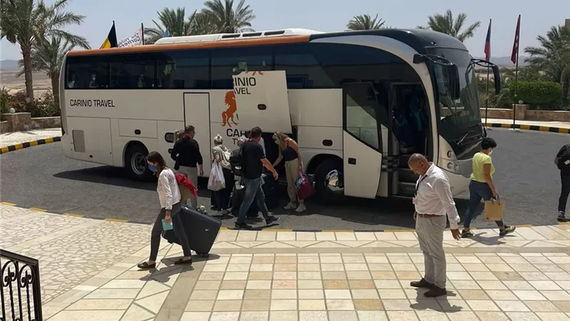فنادق مرسى علم تستقبل السياح بالورود والعصائر