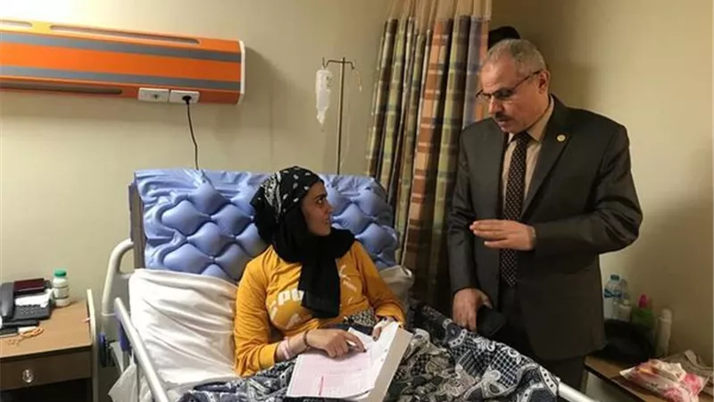 رئيس جامعة القناة يتفقد لجنة خاصة لإمتحان طالبة بمجمع الإسماعيلية الطبي