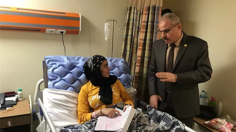 أجهزة تعويضية لطالبة بجامعة القناة فقدت ساقيها في حادث قطار