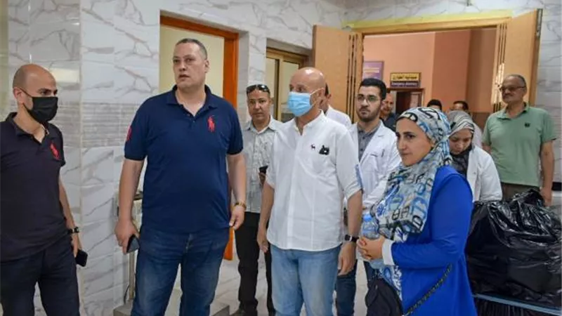 وكيل وزارة الصحة يتابع عمل الفرق للبدء فى تشغيل قسم الكلى فى السعديين.. بالصور