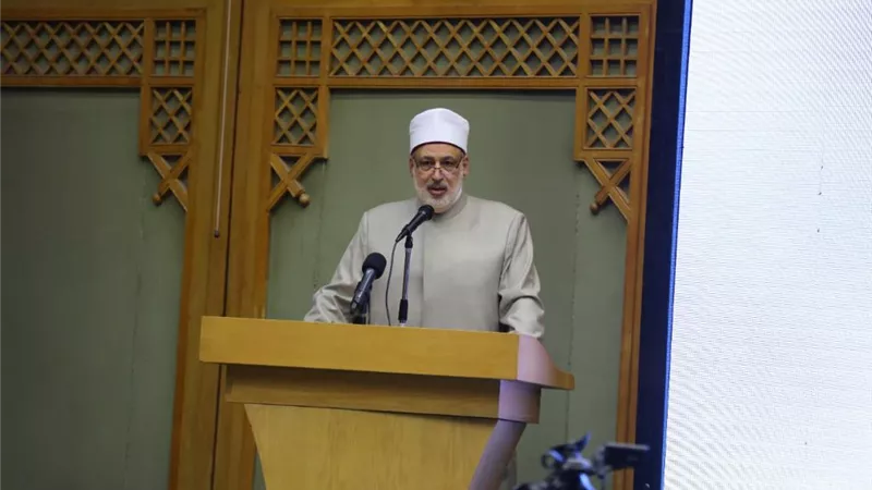 وكيل الأزهر يعزي أسرة طالبة الشرقية المتوفاة بمنزلها أمس