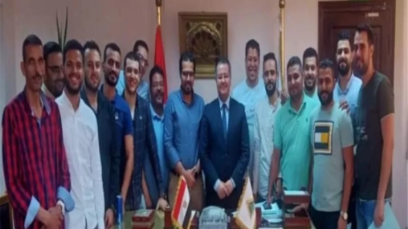 مدير بنها الجامعى يناقش معوقات سير العمل ويُكرم ١٣ مشرفاً بالاستقبالات والطوارئ