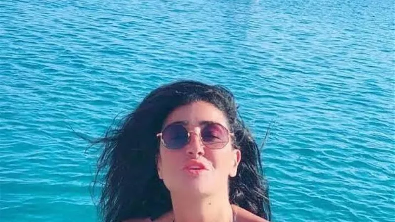 غادة عبدالرازق تستمتع بإجازتها الصيفية على البحر .. شاهد