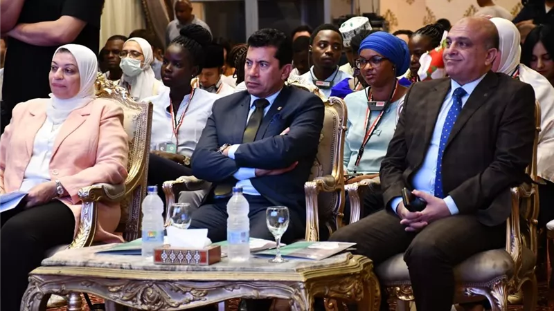 وزير الرياضة يشهد ندوة حوارية حول التجربة المصرية وتمكين الشباب