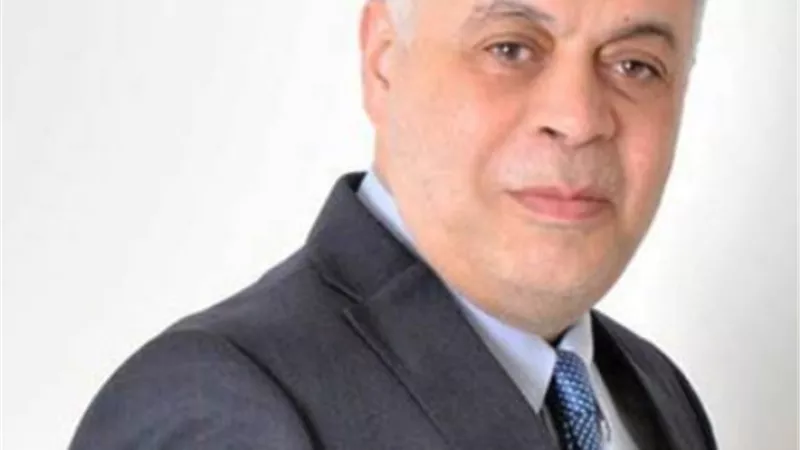 أشرف زكى أول الحاضرين لتشيع جنازة المنتج محسن علم الدين _صور
