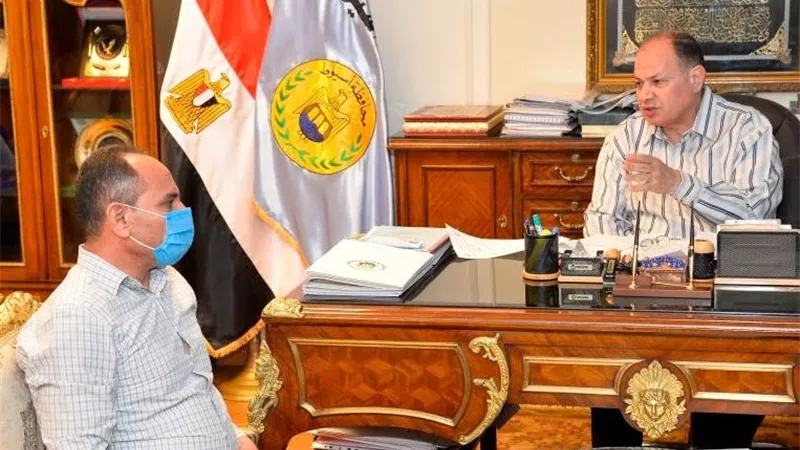 محافظ أسيوط يلتقى مسئولى الزراعة والتموين