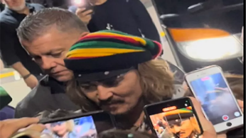 الجمهور يحاصر جوني ديب فى حفله الأخير والسعادة تغمرهم بعد فوزه على آمبر هيرد.. صور