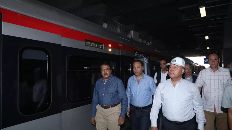 وزير النقل يتابع جاهزية المرحلتين الأولى والثانية من مشروع القطار الكهربائي الخفيف LRT