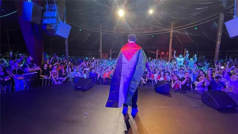 ويجز يرتدي علم فلسطين فى حفله بباريس
