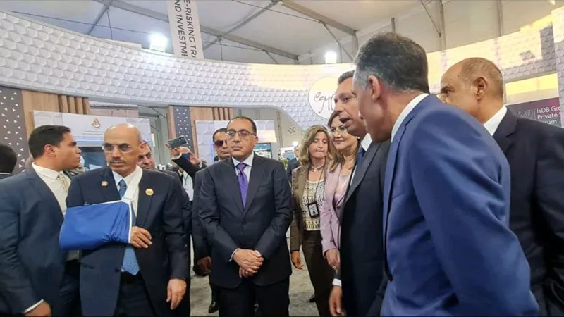 رئيس الوزراء يتفقد جناح 