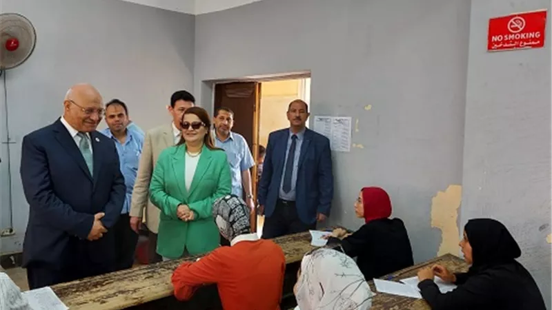 رئيس جامعة بنها يتفقد لجان الإمتحانات بكليتى الآداب والتجارة