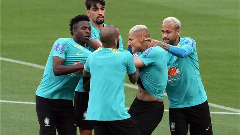صور.. شاهد اشتباك لاعبي منتخب البرازيل في معسكر طوكيو