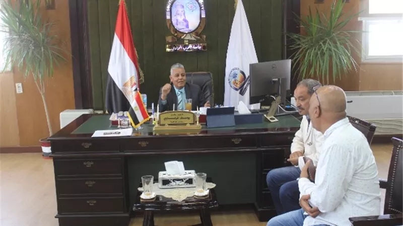 رئيس جامعة جنوب الوادى يستقبل اعضاء نقابة العاملين بالجامعة