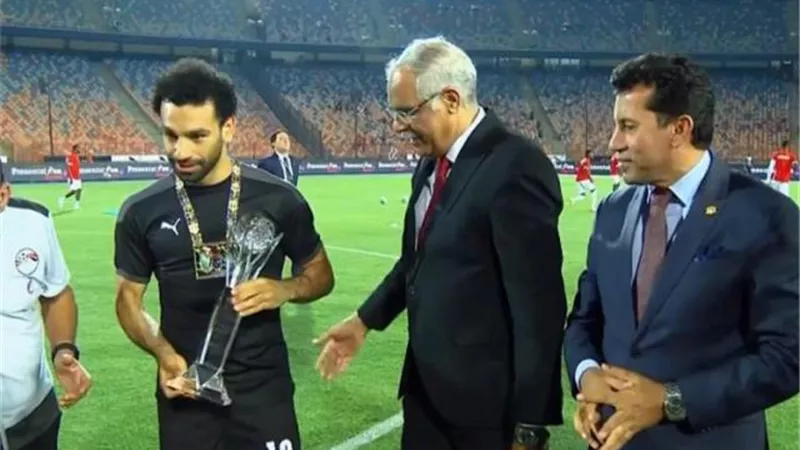 صورة .. علام وصبحى يكرمان محمد صلاح قبل مباراة غينيا