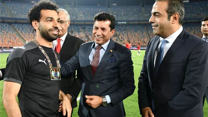 تفاصيل تكريم محمد صلاح والحضور الجماهيري القليل بمباراة غينيا.. فيديو