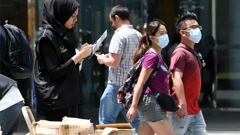 وزير صحة سنغافورة يحذر من موجة جديدة من كوفيد-19
