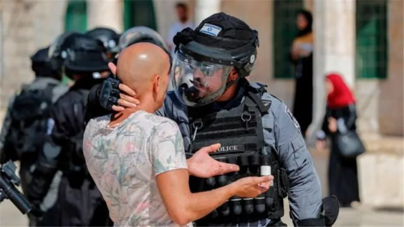 قوات الاحتلال الاسرائيلي تعتقل 13 فلسطينيا في الضفة الغربية